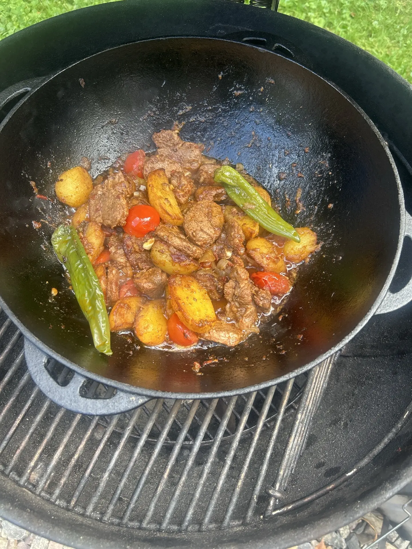 Говядина с картофелем, томатами и зелёным перцем